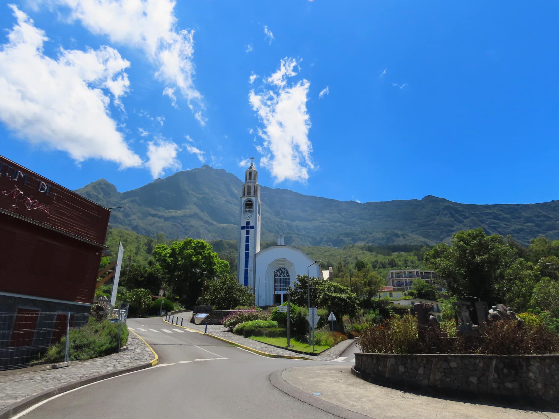 L'église Notre-Dame-des-Neiges de Cilaos, au pied des remparts.