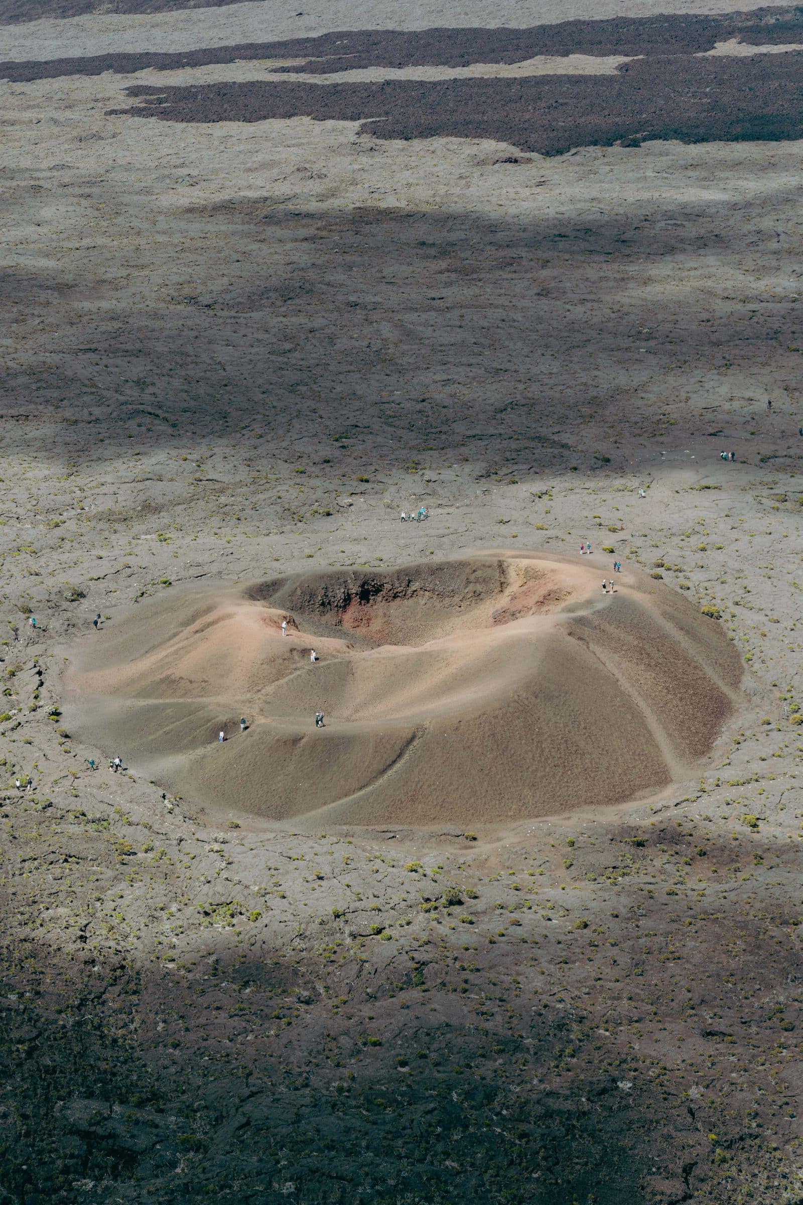 Formica Leo vu du ciel : le petit cône rougeâtre au bord de l'Enclos, sur le sentier