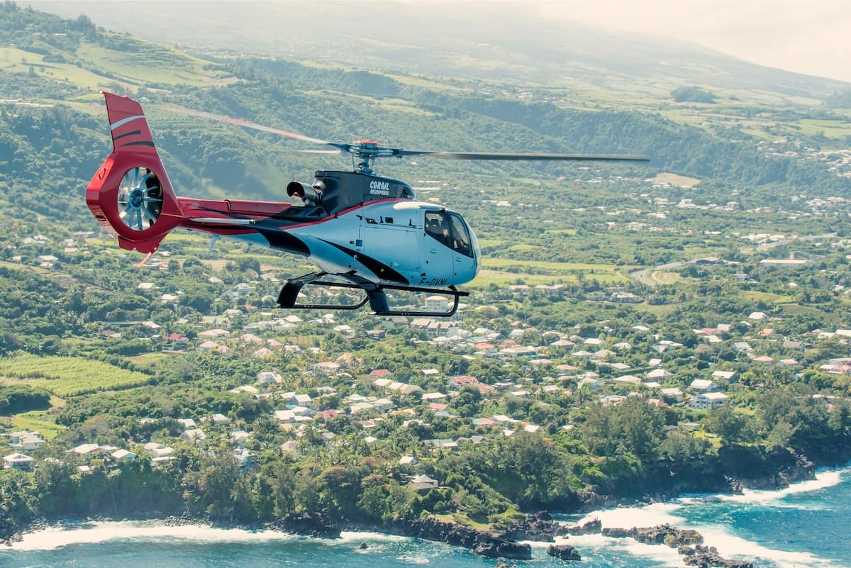 Hélicoptère en vol au-dessus de La Réunion