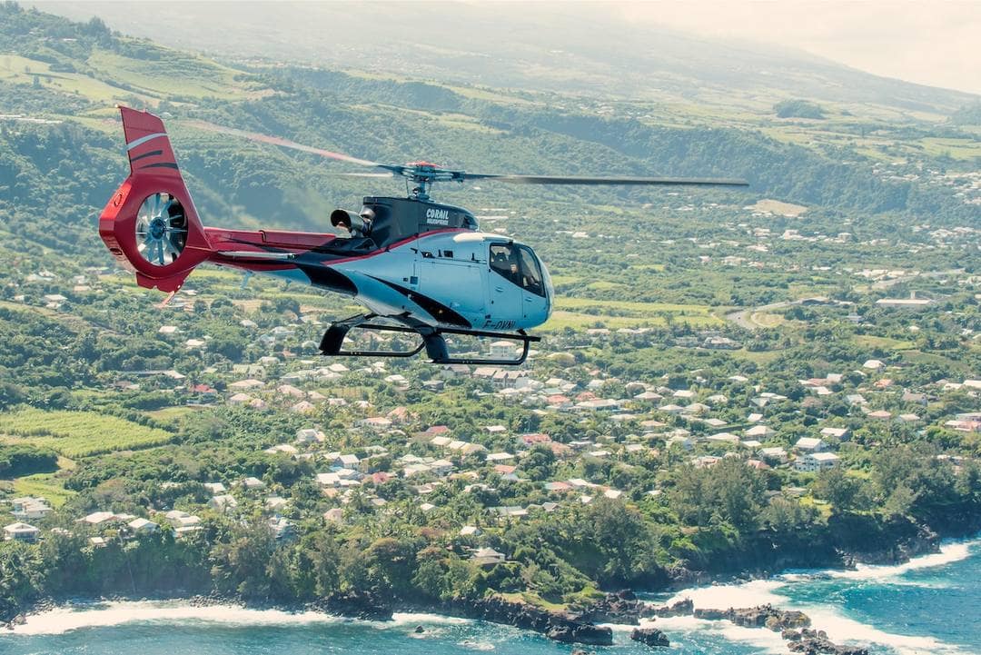 Hélicoptère en vol au-dessus de La Réunion