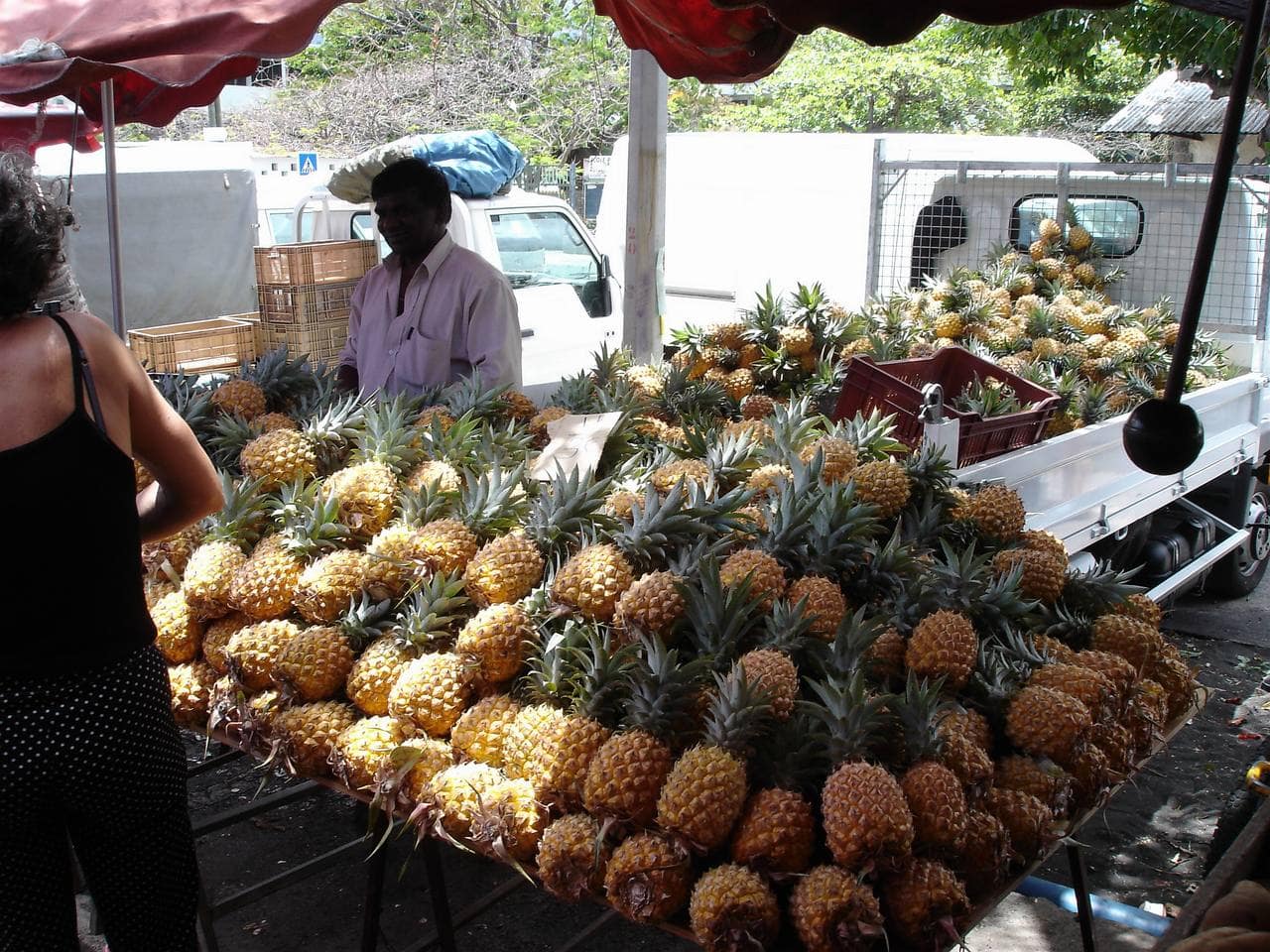 Les étals d'ananas Victoria du marché forain de Saint-Paul.