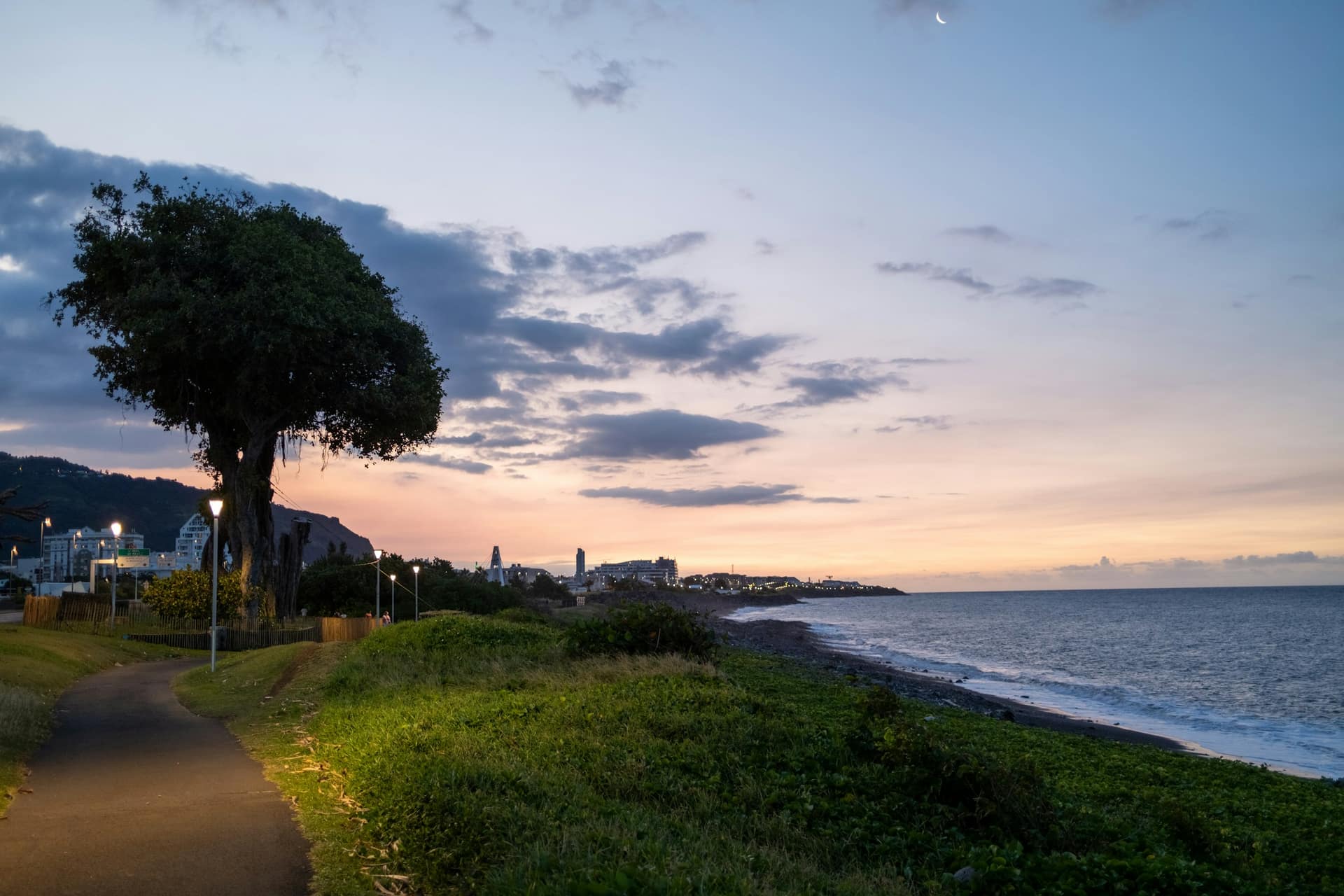 Le front de mer de Saint-Denis au crépuscule