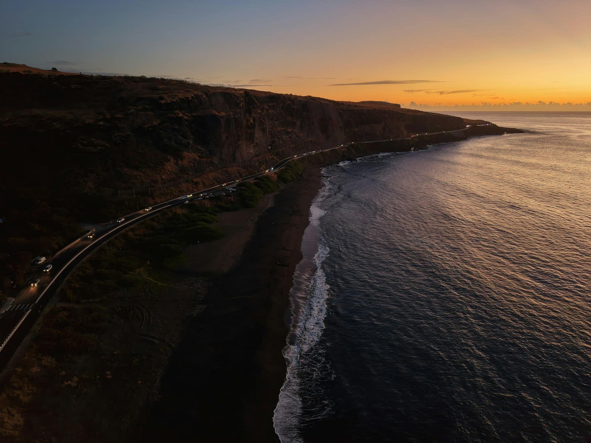 Une route côtière de La Réunion au crépuscule
