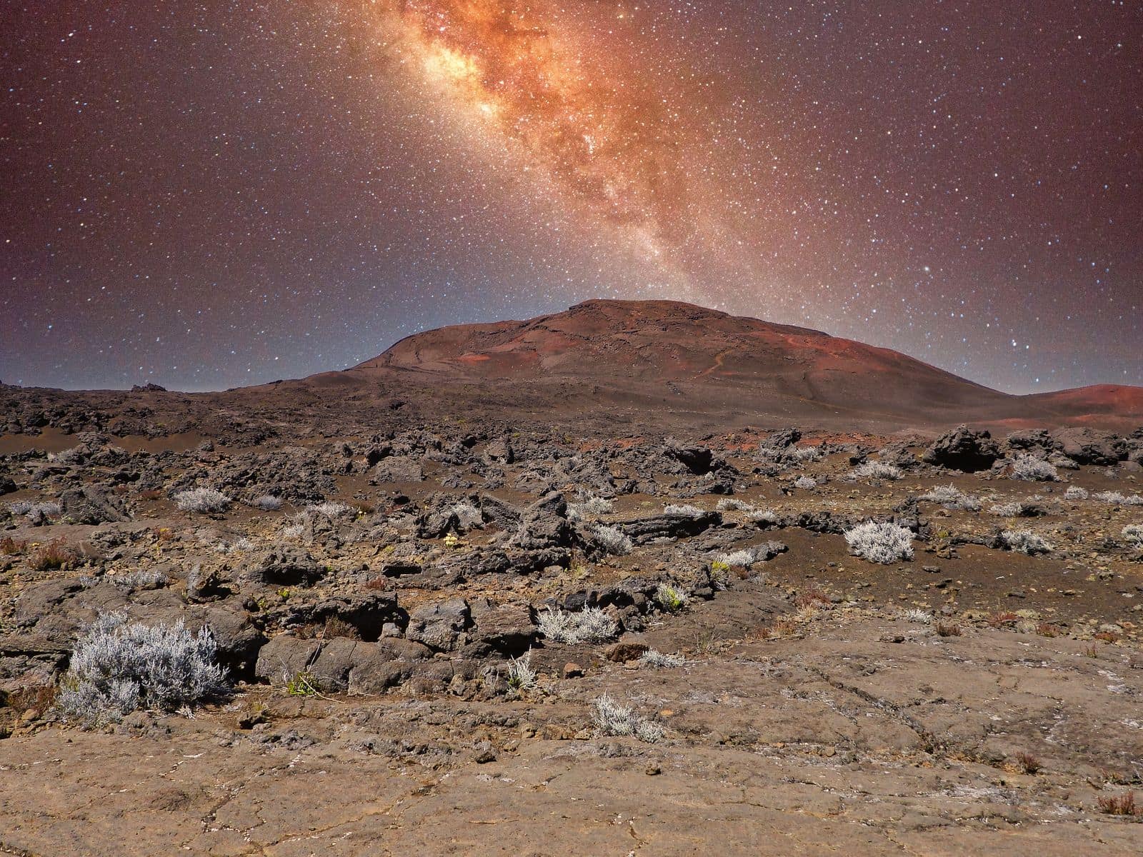 Nuit étoilée sur le volcan : la Voie lactée au-dessus du désert de lave