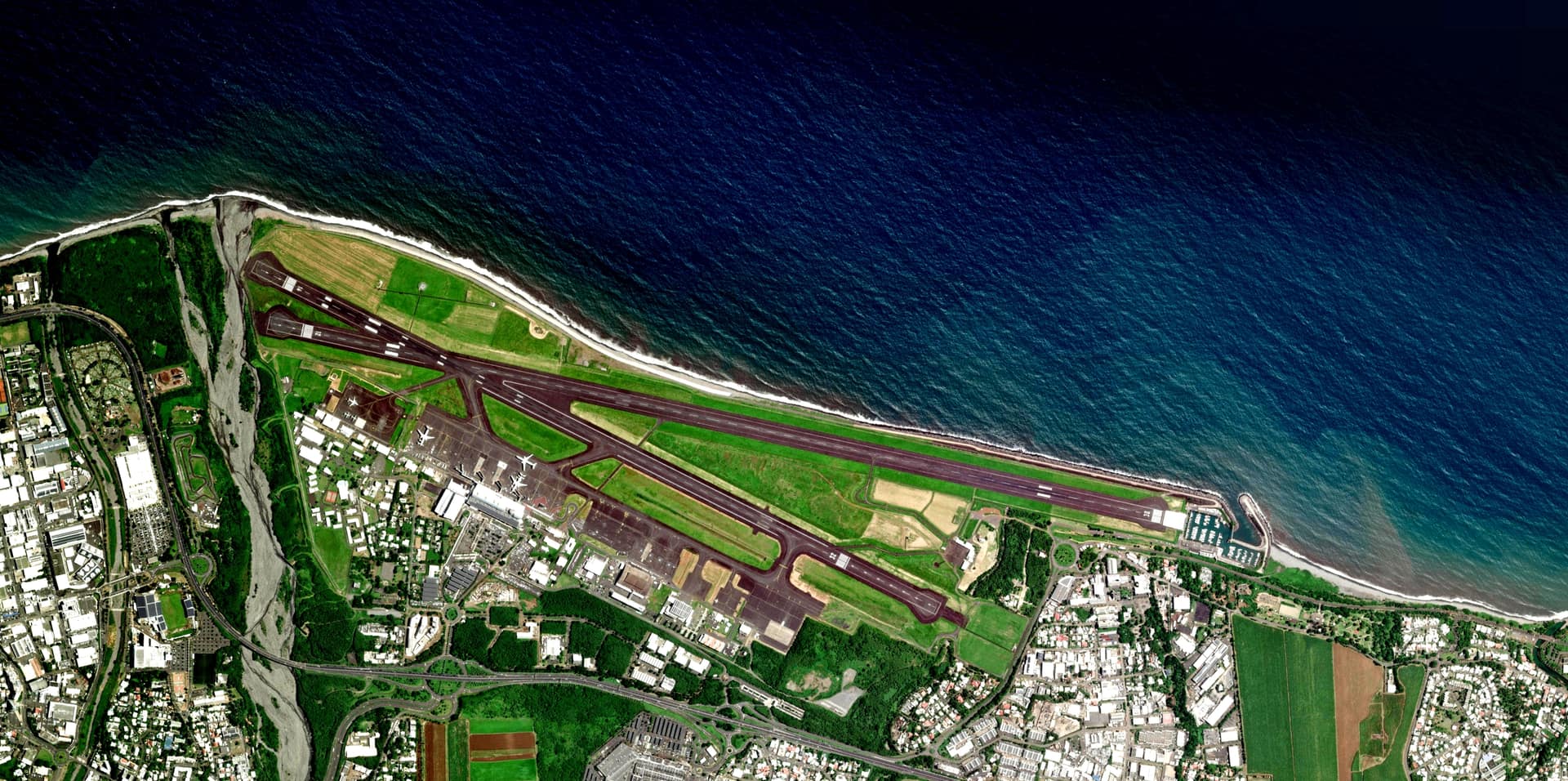 Aéroport Roland Garros vu du ciel, piste et côte nord
