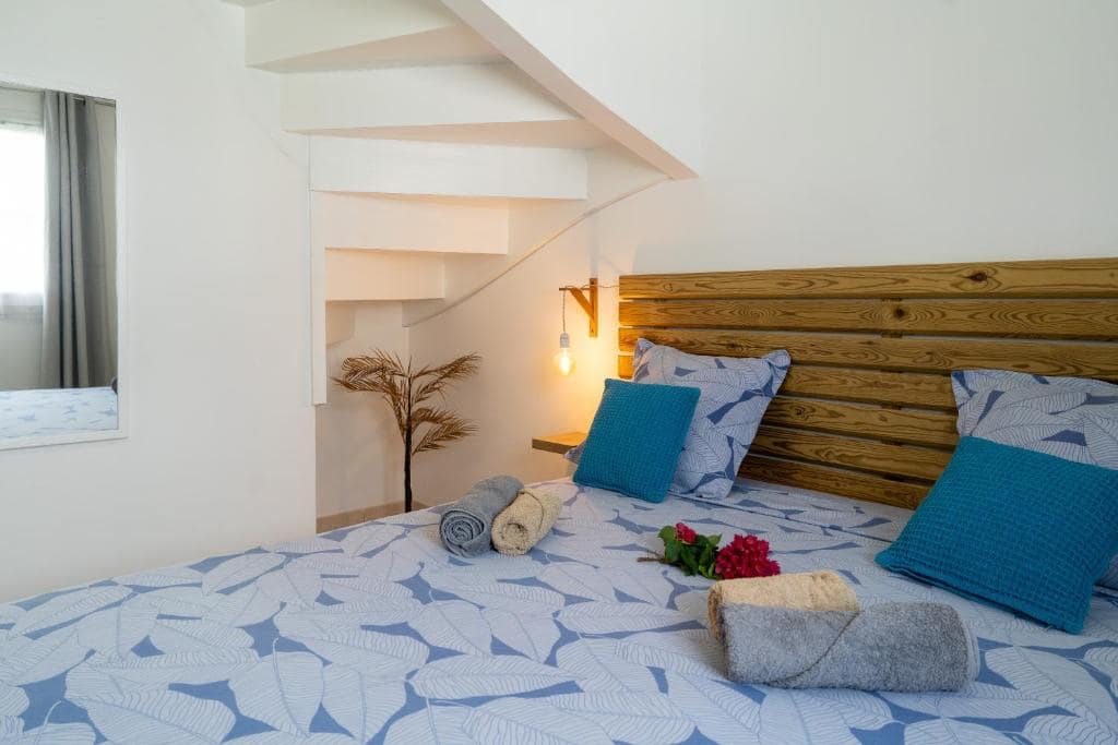Chambre avec escalier vers l'espace mezzanine · © La Marine