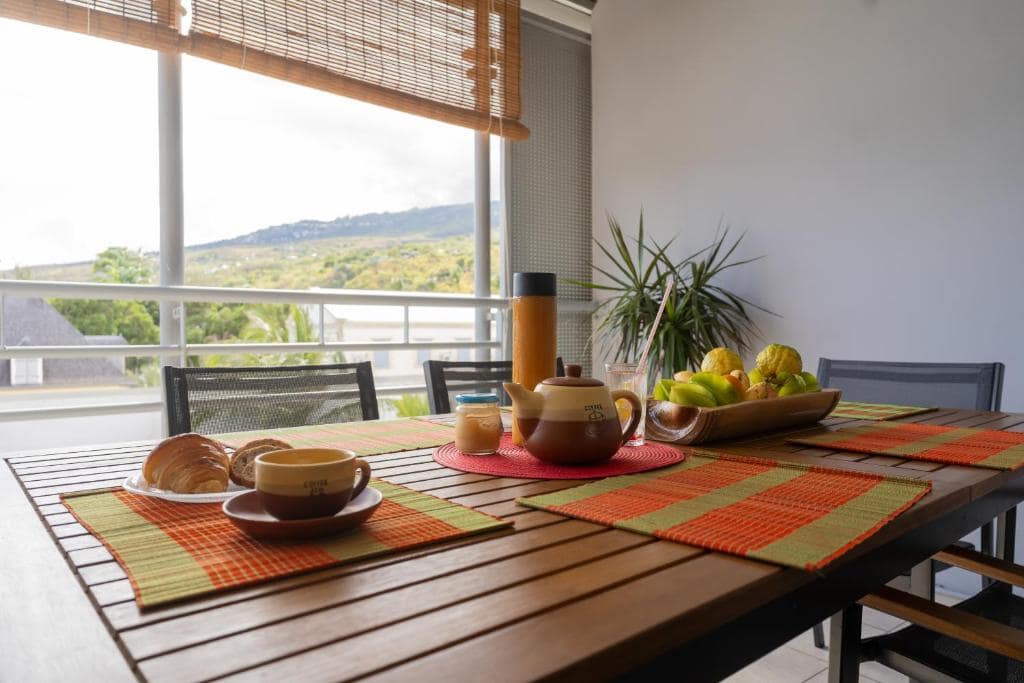 Table du petit-déjeuner face aux collines · © La Marine