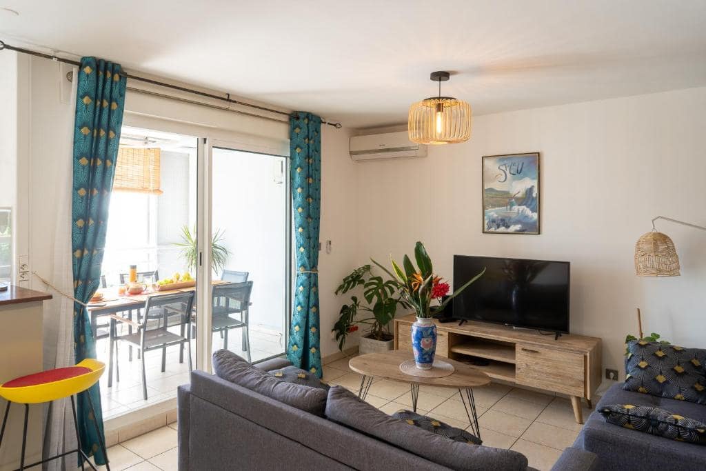 Séjour ouvert sur la terrasse et le coin repas · © La Marine