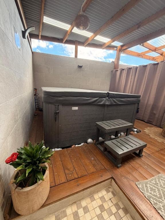 Spa privatif couvert sur la terrasse bois d'ATÈRLA, La Possession · © ATÈRLA