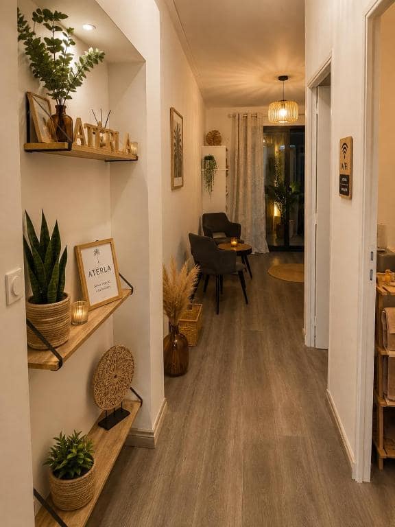 Couloir déco plantes et étagères vers le petit salon · © ATÈRLA