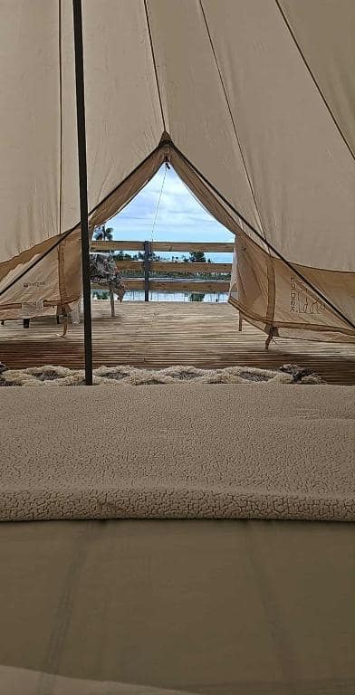 Autre tente bell, matelas au sol et deck en bois · © Au coeur des plantations