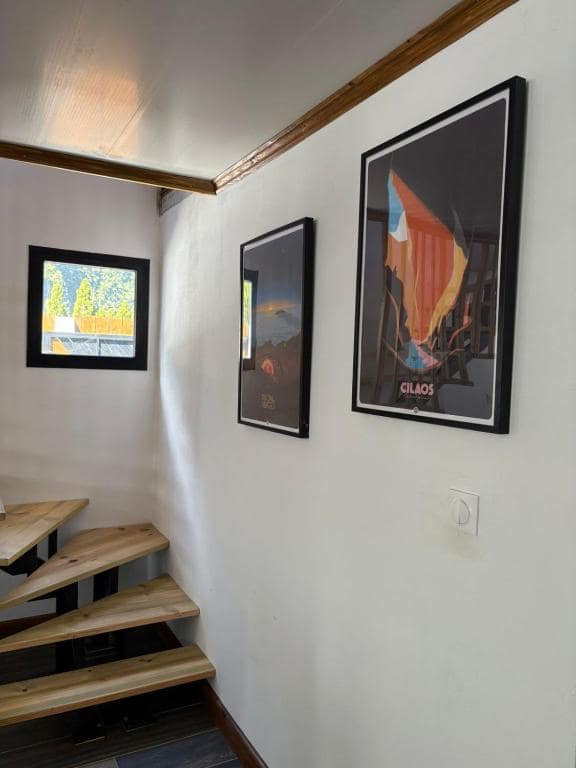 Trio d'affiches Cilaos accrochées au mur, décor graphique du duplex · © Au Pied des Sources by K
