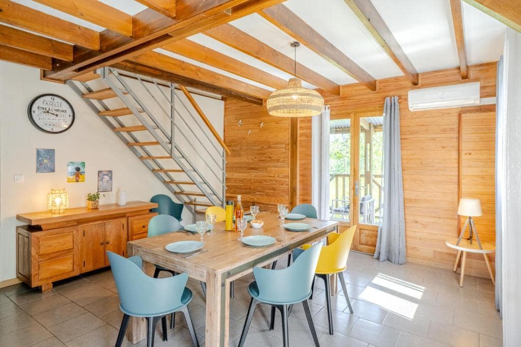 Salle à manger du chalet bois · © Barbadine 974
