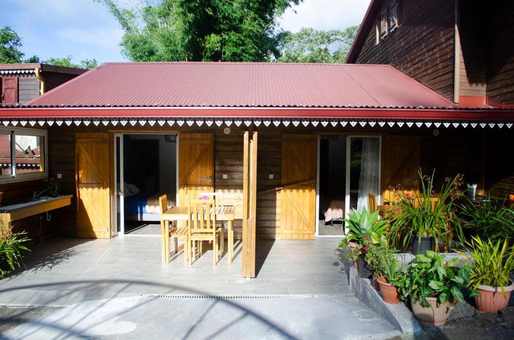 Chalet créole rouge de Grand-Ilet · © Bec Roz