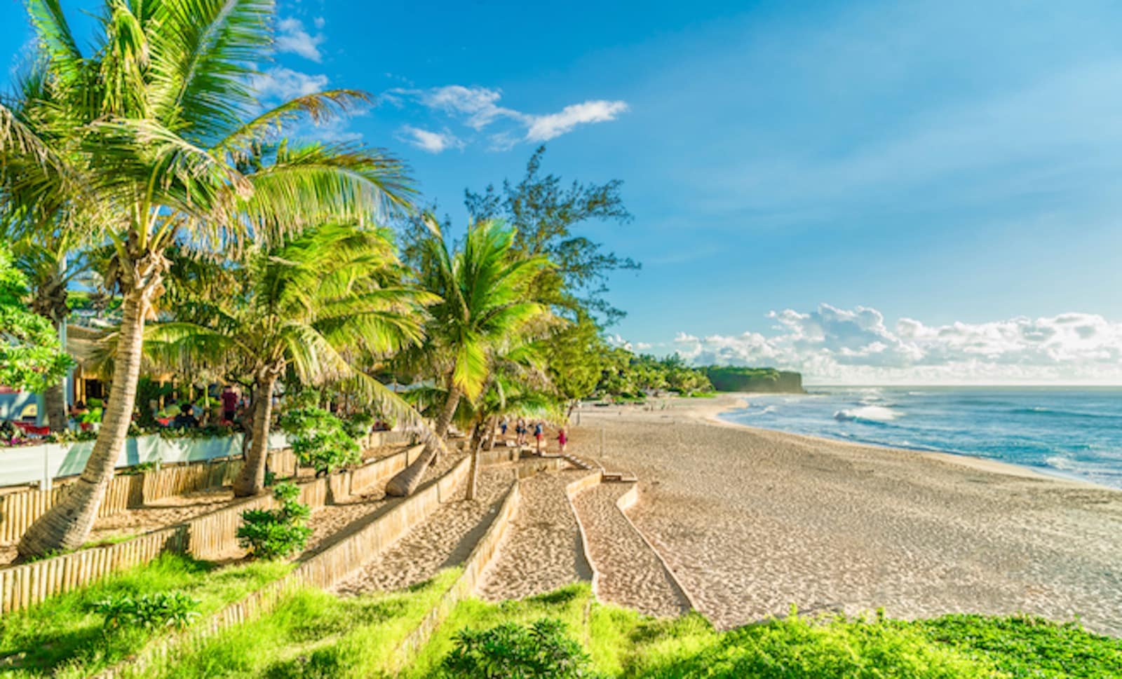 La plage de Boucan Canot, plage océane de l'Ouest bordée de filaos