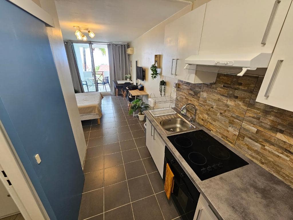 Le studio ouvert sur la résidence de Boucan Canot · © Brise Marine