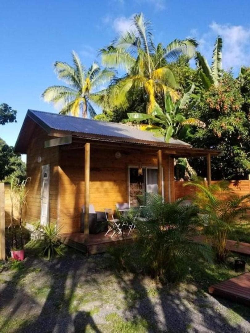 Le bungalow bois et sa terrasse, depuis le jardin · © Bunga-lodge Vanille