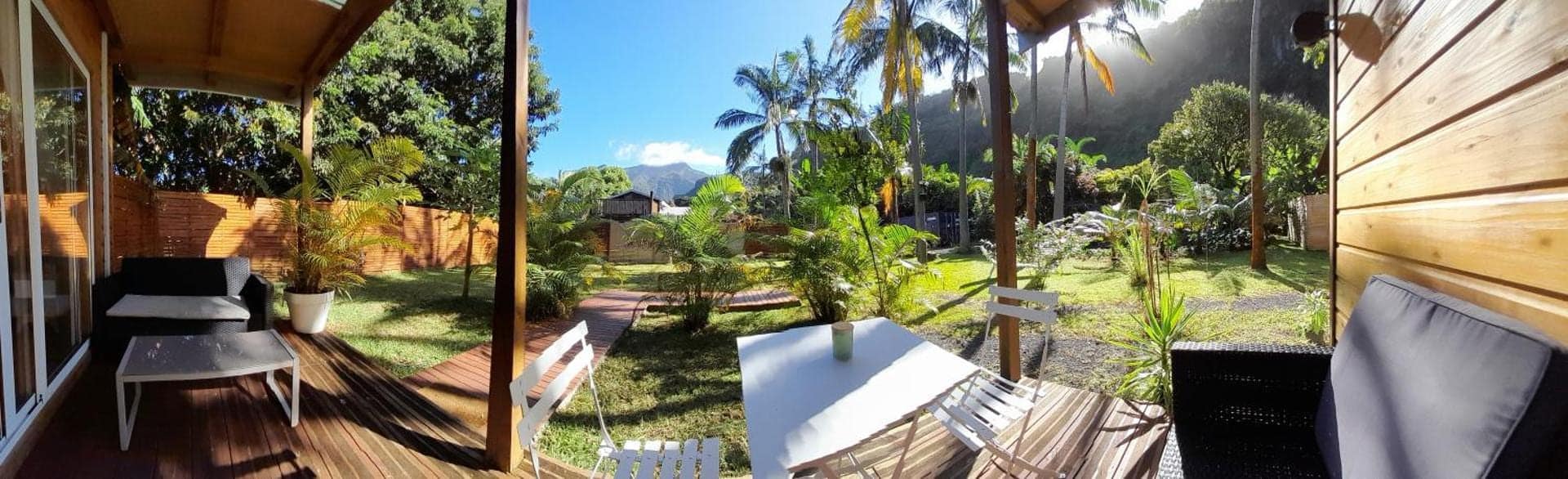 Terrasse et hamac dans le jardin, montagne au fond · © Bunga-lodge Vanille