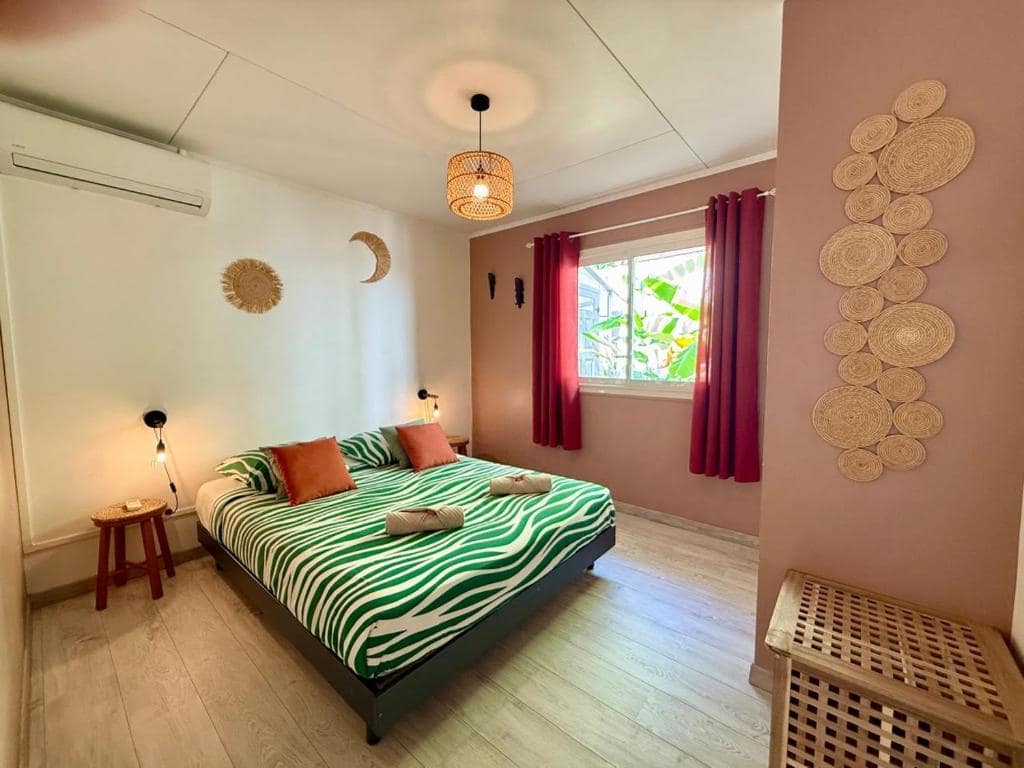 Chambre avec lit double et rideaux terracotta · © Tec-Tec
