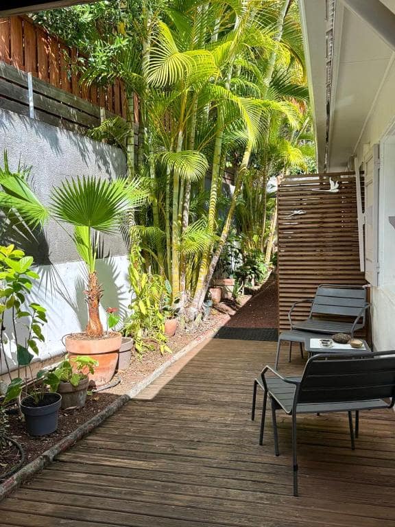Allée bordée de palmiers vers le bungalow · © Tec-Tec