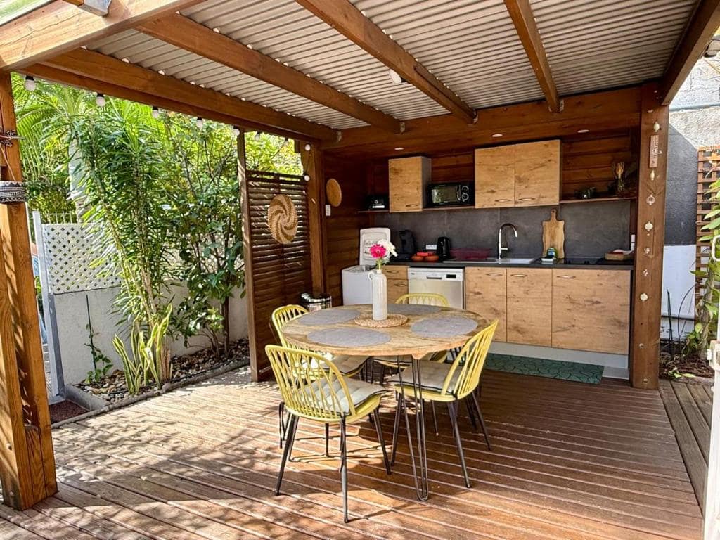 Terrasse en bois du bungalow avec pergola · © Tec-Tec