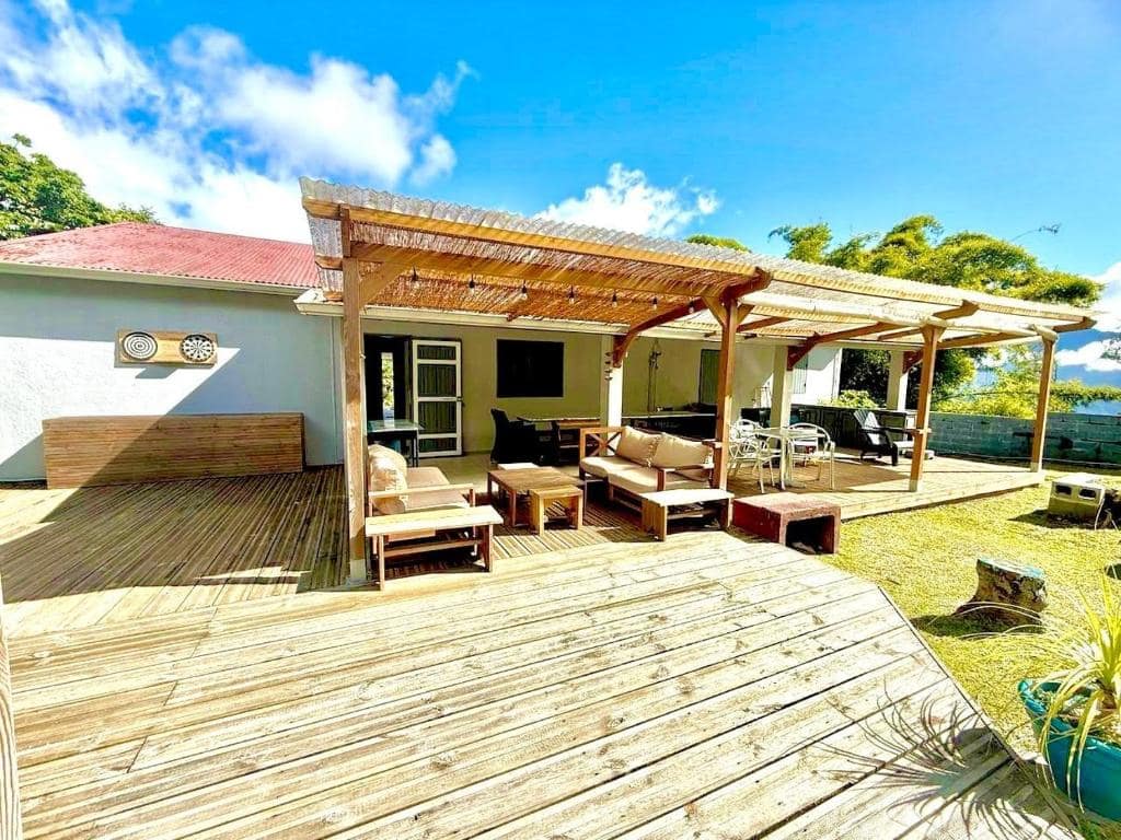 Deck sous pergola bambou · © Case Hermione – Vue Montagne à Hell-Bourg