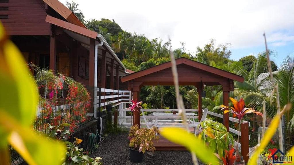 Extérieur du chalet, végétation tropicale · © Chalet des Laves