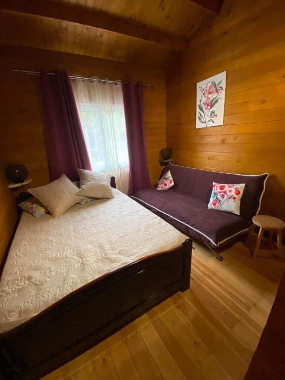 Séjour et coin repas du chalet · © Chalet Notre Dame