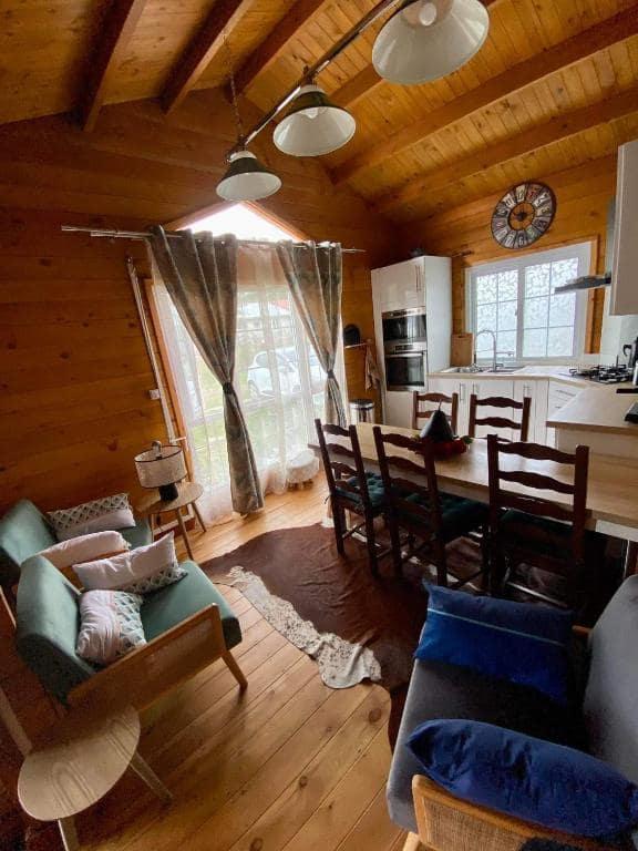 Chambre lit double, ambiance bois · © Chalet Notre Dame
