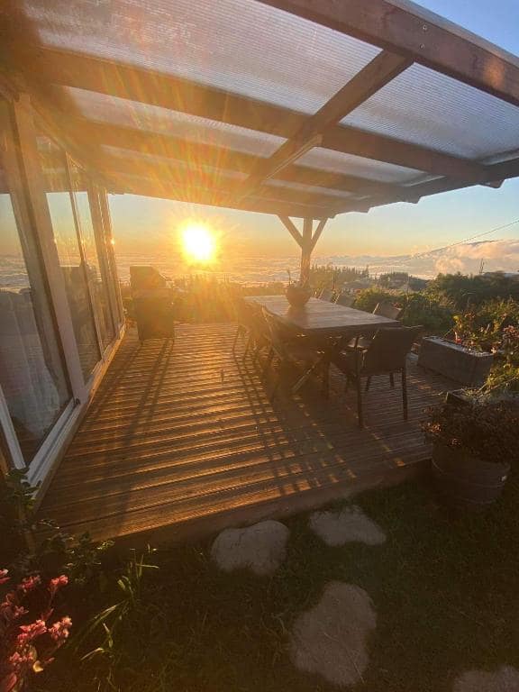 Terrasse bois, coucher sur mer de nuages · © Chalet Notre Dame