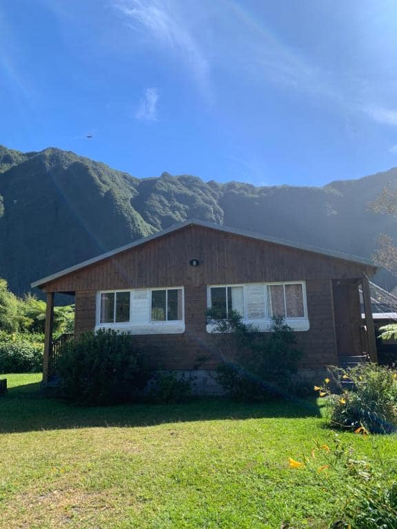 Autre chalet bois vu depuis le parc, remparts en fond · © Chalets Medinilla