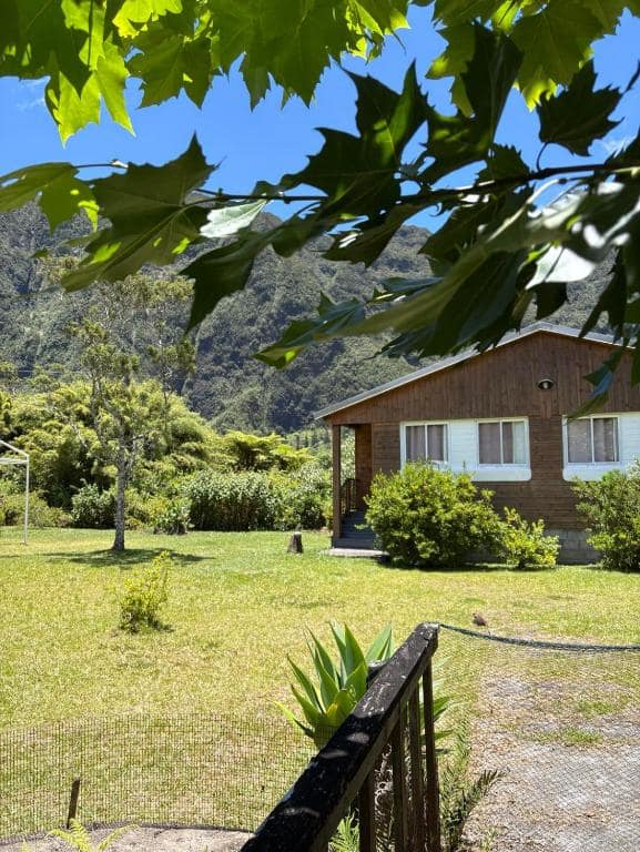 Chalet bois face aux remparts, arbre au premier plan · © Chalets Medinilla