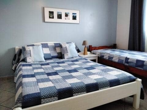 Chambre à deux couchages patchwork bleu et blanc · © Chambre d'hôte Magdeleine