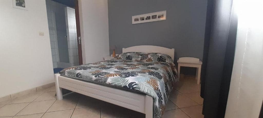 Autre chambre orientée jardin, tête de lit blanche · © Chambre d'hôte Magdeleine