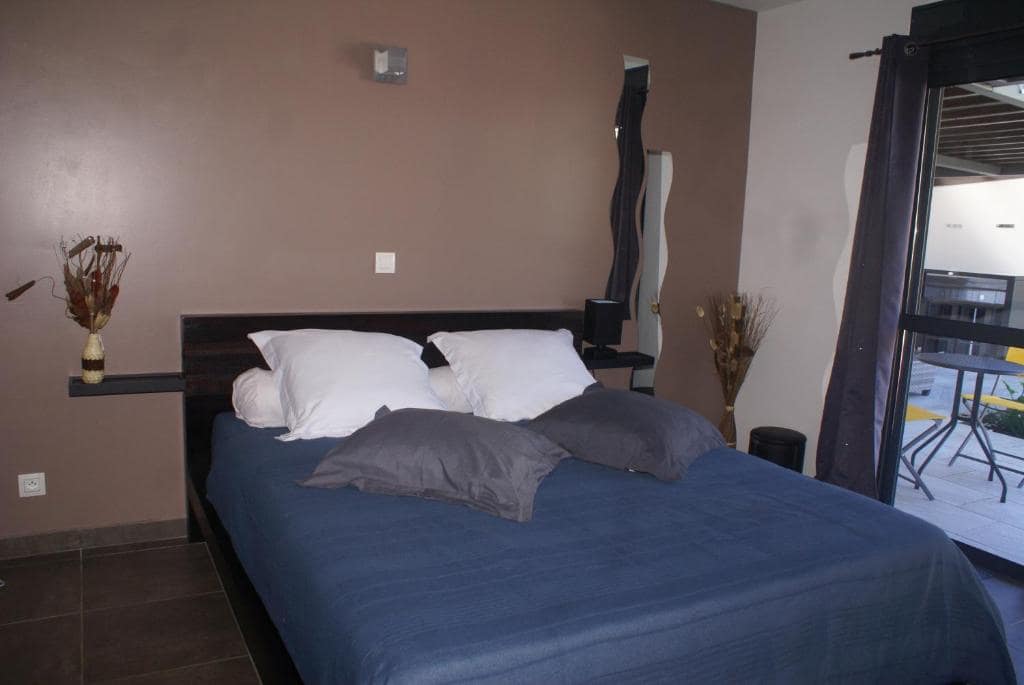 Chambre lit double, décor sobre · © Les Quatres Saisons
