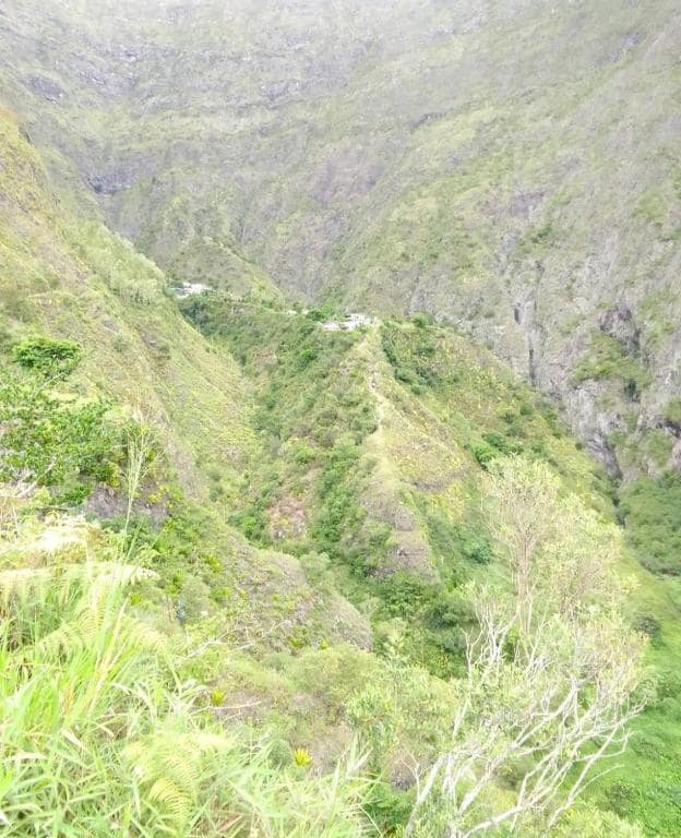 Vue de l'îlet depuis un sentier de crête d'accès · © Chez JP Lilou