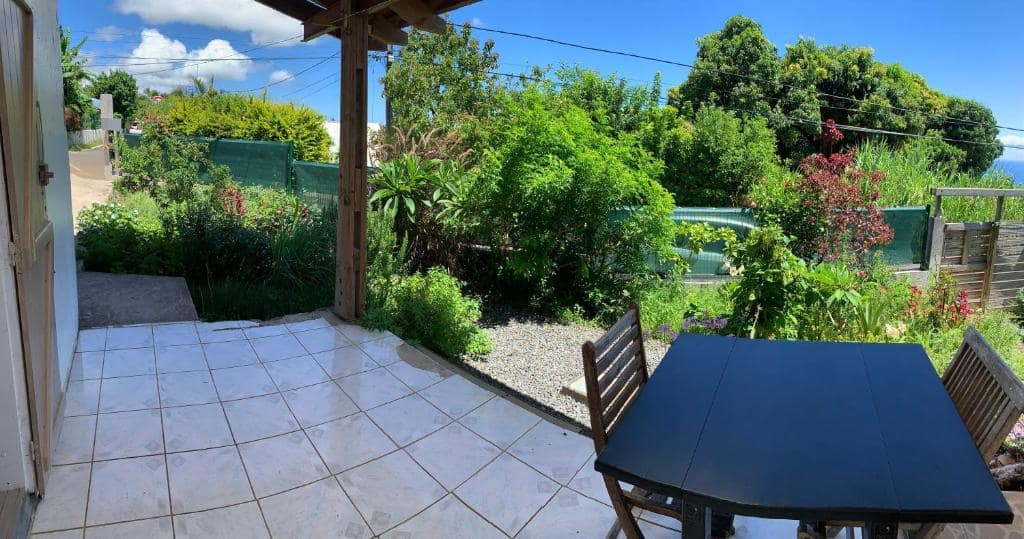 Terrasse carrelée, jardin fleuri et vue mer par le vallon · © Chez Paulette