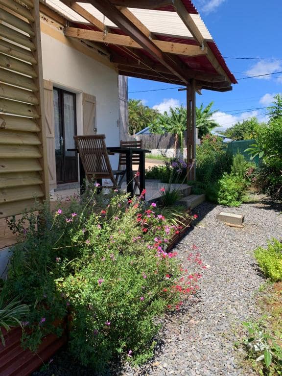 Terrasse du chalet, jardin fleuri et allée de graviers · © Chez Paulette