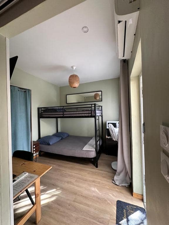 Chambre avec lit superposé et clim, parquet clair · © Chez Seb & Virginie