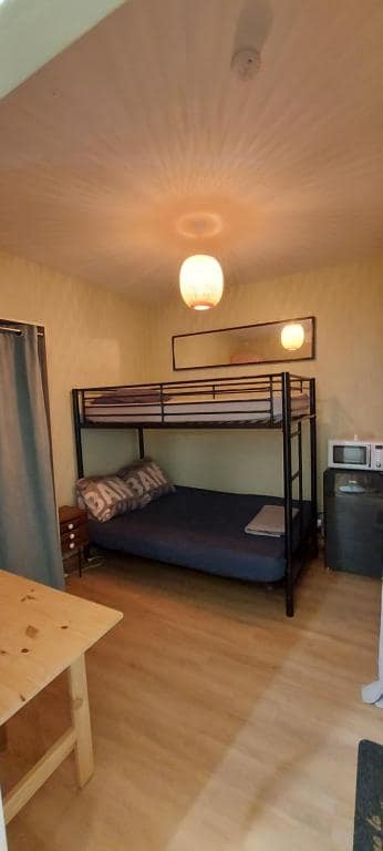 Autre configuration chambre, coin micro-ondes et frigo · © Chez Seb & Virginie