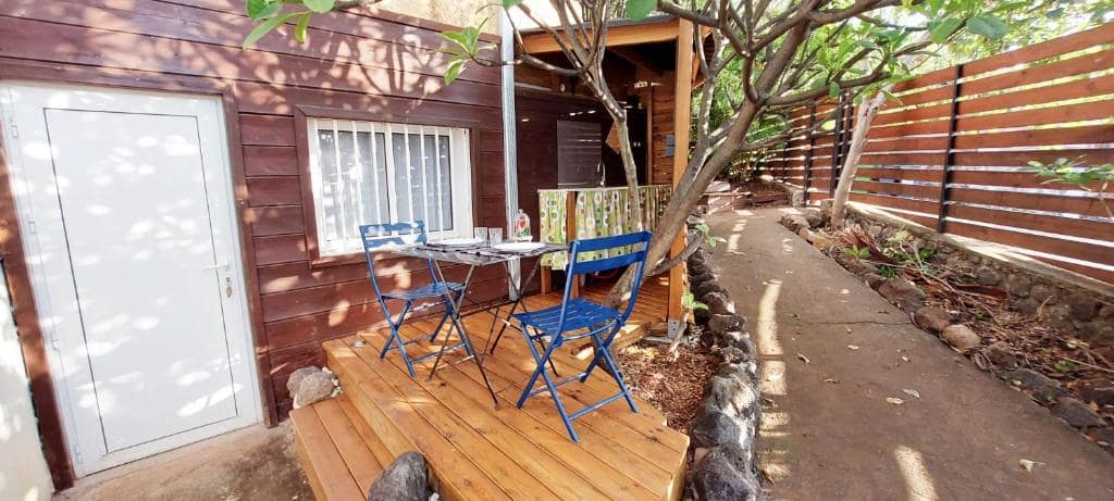 Kaz en bois brun et terrasse en bois côté jardin · © Chez Seb & Virginie