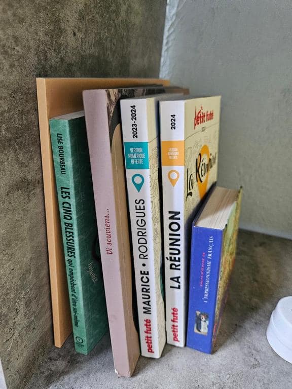 Sélection de guides Réunion et Maurice sur étagère · © Cœur Citadin