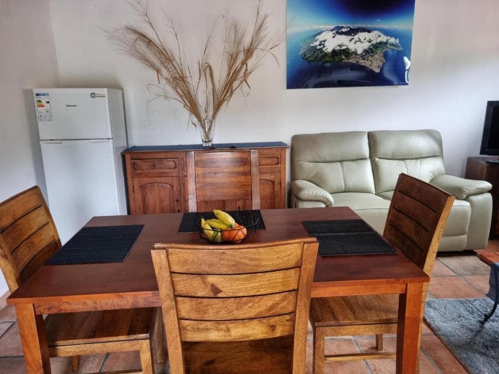La salle à manger et le coin cuisine · © COSY Montagne
