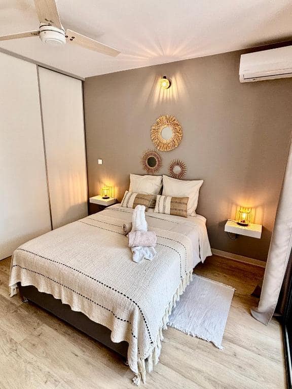 Autre angle de la chambre, côté dressing · © Cosy Sand