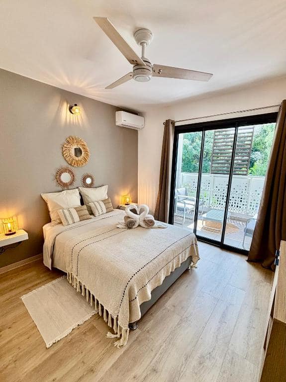 Chambre avec ventilateur et baie ouverte sur la terrasse · © Cosy Sand