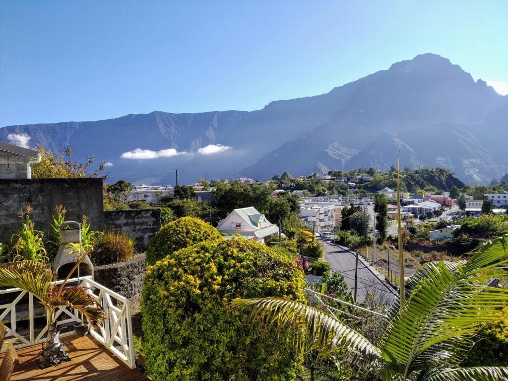 La vue depuis la terrasse : le bourg et les remparts · © Côté Montagne