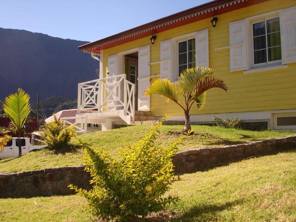 La case créole jaune, rempart en toile de fond · © Côté Montagne