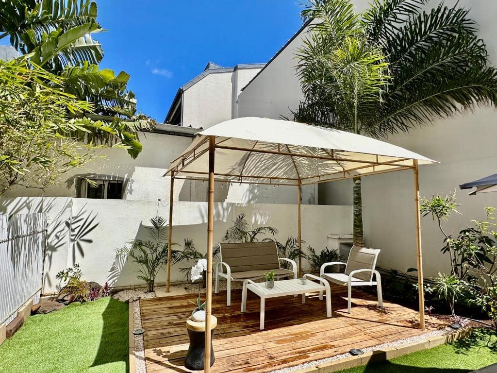 Jardin avec pergola et transats · © Le Cœur Daisy'L