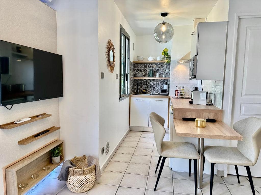 Cuisine avec splashback carreaux ciment · © Le Cœur Daisy'L