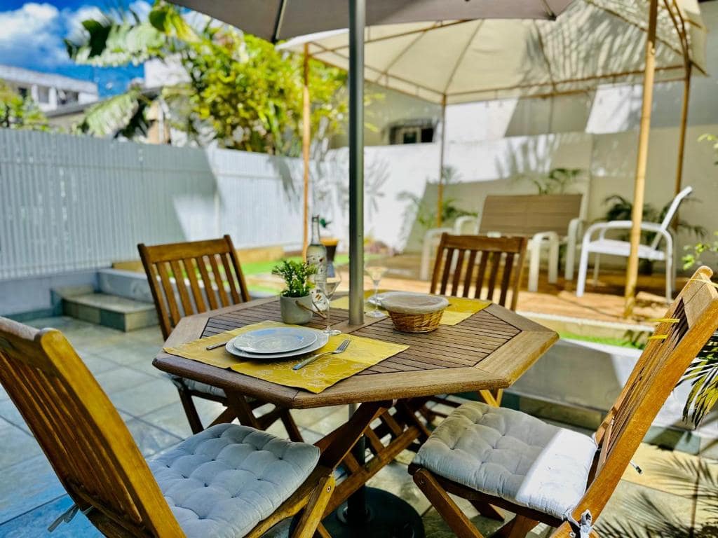 Table de terrasse octogonale sous parasol · © Le Cœur Daisy'L
